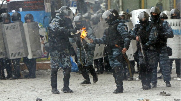 kiev protest cops with molotovs jan 22 2014